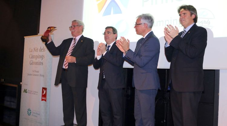 Pla general de l'entrega del premi Jaume Genover a Joaquim Ribas dins 'La nit dels càmpings gironins'