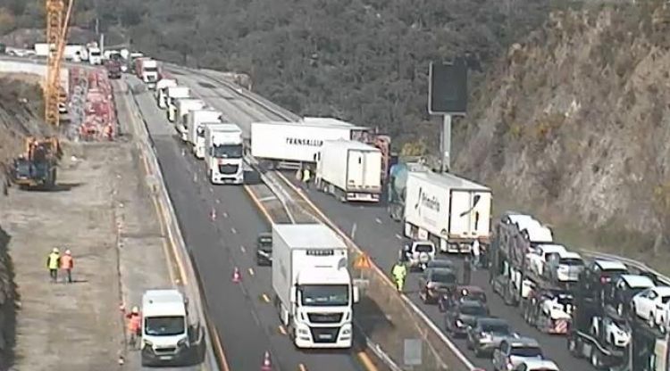 Els camions accidentats a l'autopista francesa. Tráfico Autopistas