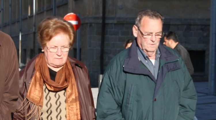 Els pares de Joan Vila, arribant als jutjats d'Olot amb l'advocat del fill, Carles Monguilod © ACN