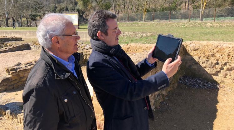 L'alcalde de Banyoles, Miquel Noguer, experimentant la visita en 3D