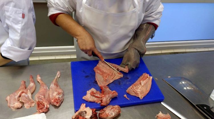 Un alumne del curs de formació d'auxiliar de carnisseria impartit per Creu Roja Girona