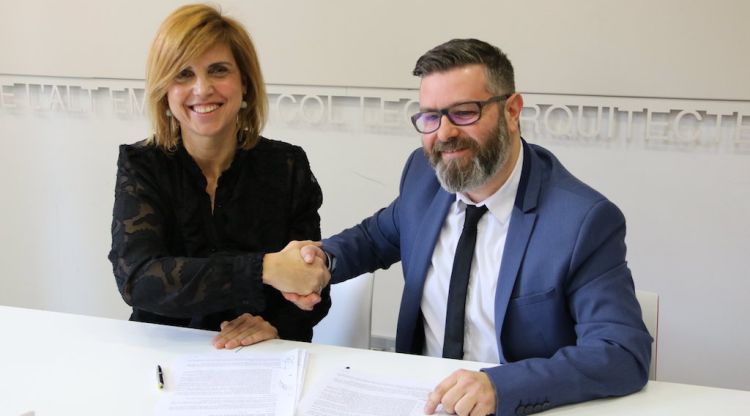 Marta Felip i Xavi Pascual, segellant l'acord per garantir la continuïtat del certamen fins el 2020. ACN