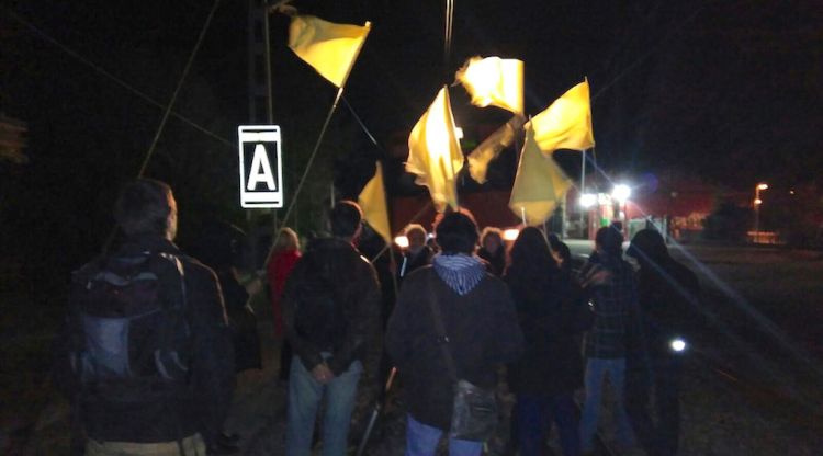 Els manifestants tallant la via. ACN