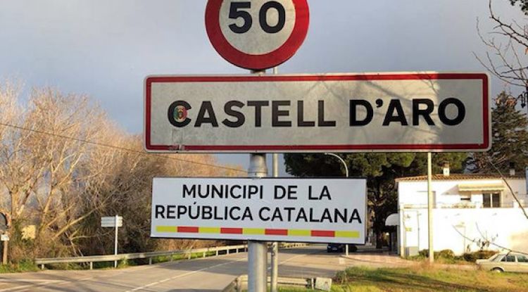 El cartell de Castell d'Aro amb el rètol independentista. José Luís Vila