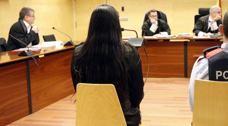 D'esquenes, l'acusat de concertar cites sexuals amb menors a través d'Internet. ACN