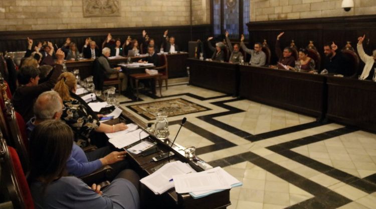 22 regidors de l'Ajuntament de Girona votant a favor de desestimar el recurs. ACN