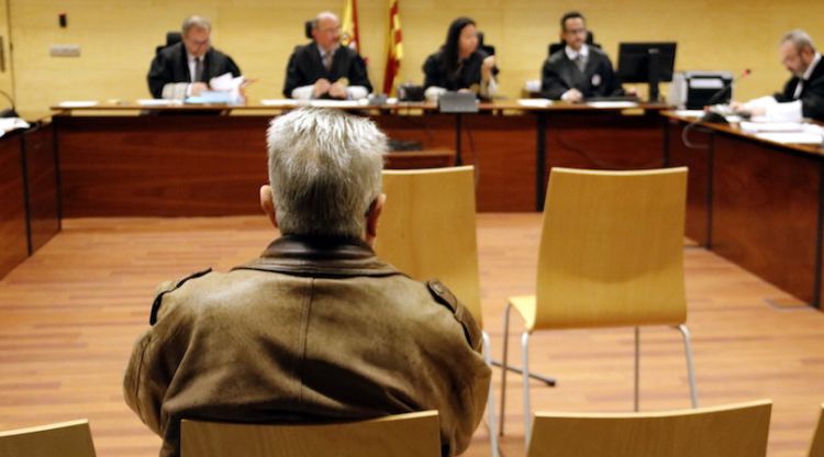 D'esquenes, l'acusat d'agredir sexualment la neta a Riells i Viabrea durant el judici que s'ha suspès. ACN