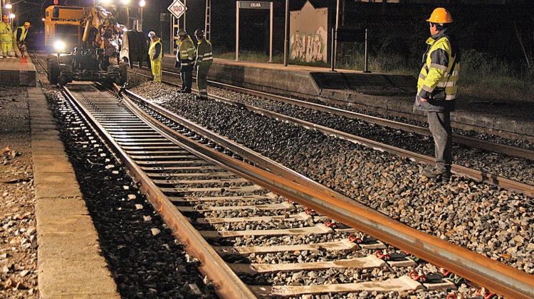 Inici de les obres d'estesa del tercer rail entre Celrà (Gironès) i Vilamalla (arxiu) © ACN