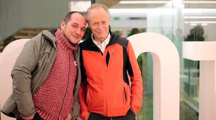 David Fernández i Erri de Lucca ahir a l'entrada de la Biblioteca Carles Rahola de Girona