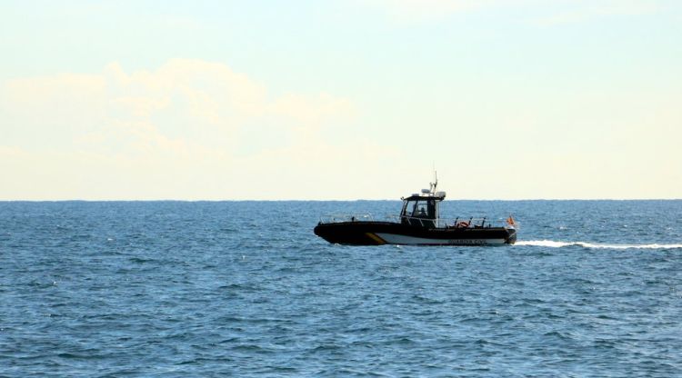 Una embarcació de la Guàrdia Civil que participa en les tasques de recerca del caiquista. ACN