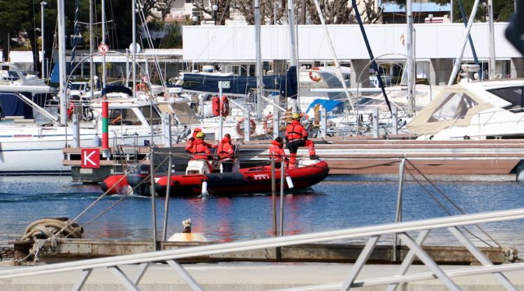 Una dotació marítima dels Bombers entrant a la instal·lacions del Port de Blanes. ACN