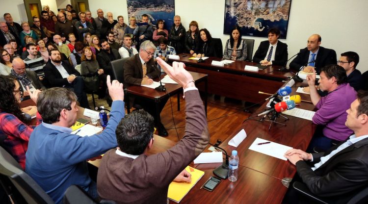 Els regidors de l'Ajuntament de Llançà votant la moció de censura contra ERC (arxiu). ACN