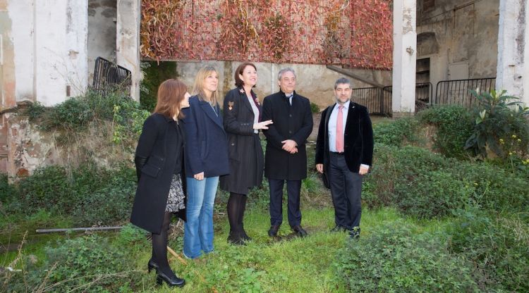 Membres de l'equip de govern visitant el Cinema Modern el 19 de març