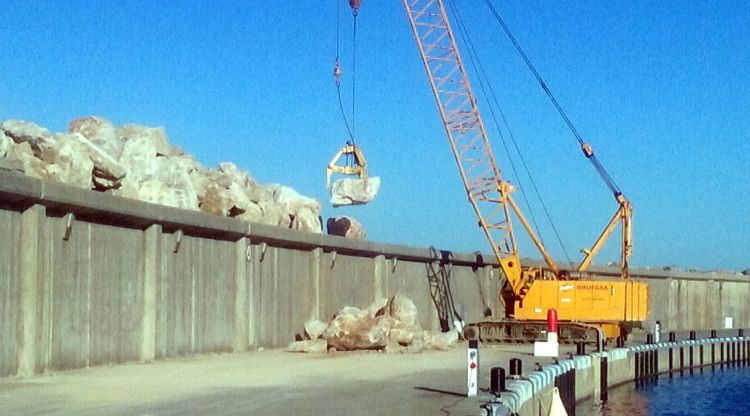 Els treballs de reforç que s'estan fent al dic de recer del port de l'Escala
