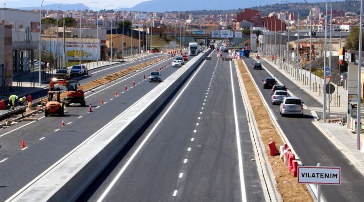 La C-260 al seu pas per Vilatenim amb les obres pràcticament acabades i amb els operaris últimant els darrers detalls. ACN