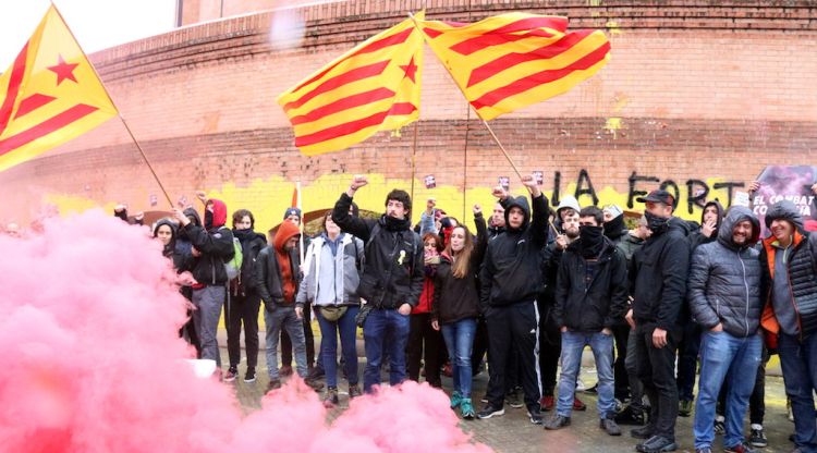 Els manifestants davant la subdelegació del govern espanyol a Girona, amb la façana pintada de groc. ACN