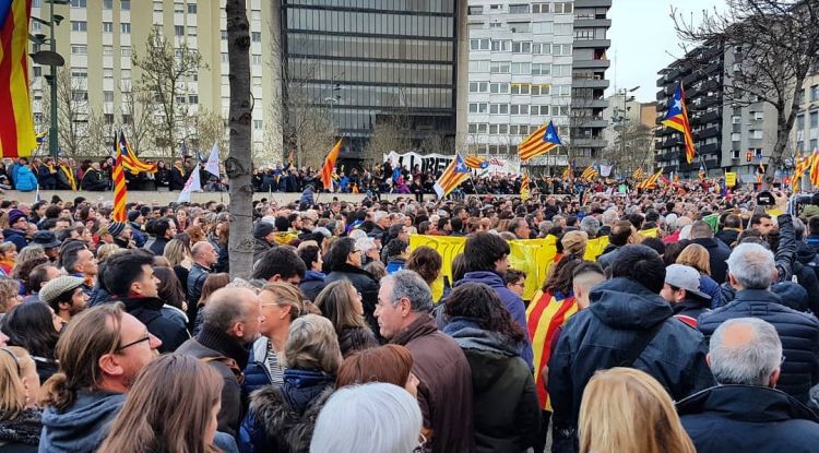 Els concentrats es troben a la plaça 1 d'Octubre davant la subdelegació del govern. Jaume Montserrat