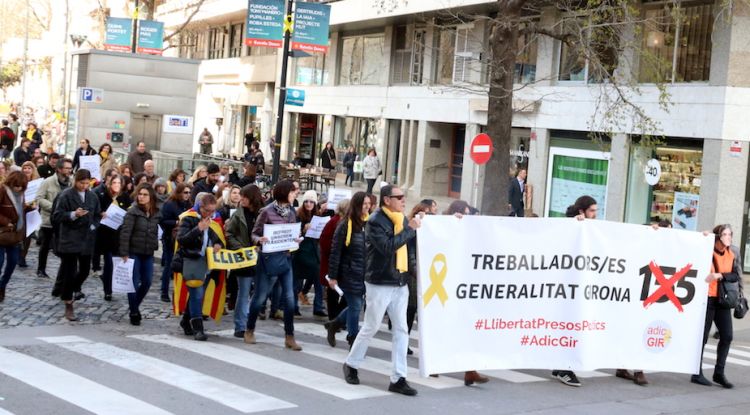La concentració de treballadors de la Generalitat a Girona quan ha començat la marxa silenciosa. ACN