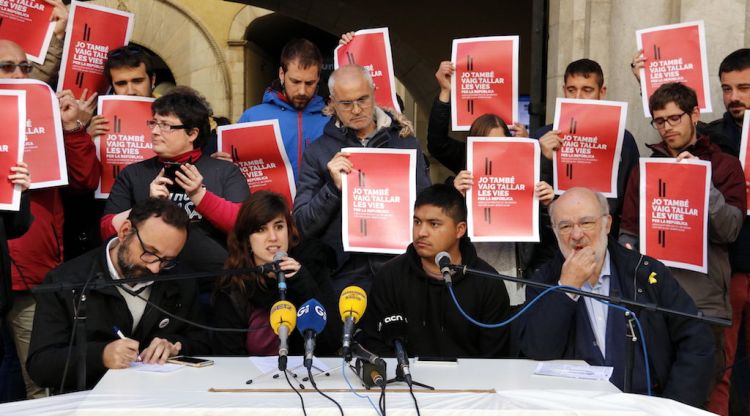 Roda de premsa per denunciar que un jutjat investiga un activista pel tall de les vies del TAV. ACN