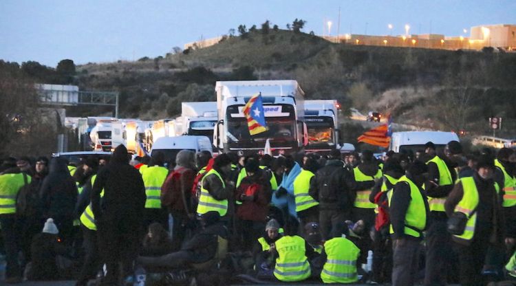 Sortida del sol amb l'autopista AP-7 tallada a Figueres. ACN