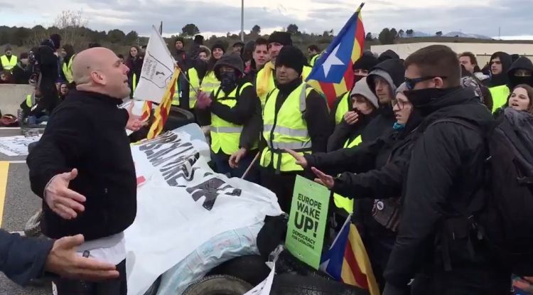 Un transportista increpant i insultant els manifestants que tallen pacíficament l'AP-7. Cataluna Informació