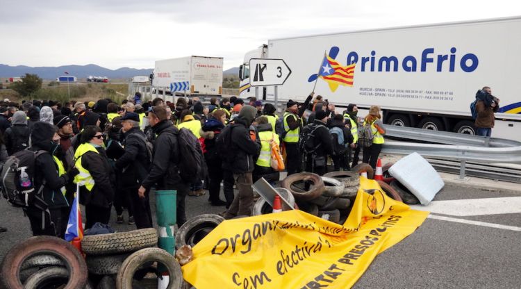 Camions sortint de l'autopista després que reobrissin la sortida en direcció nord. ACN