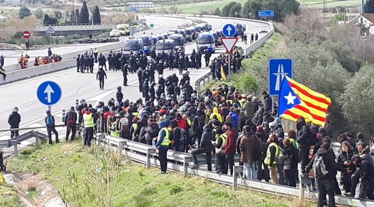 Els mossos desallotjant l'autopista. Bàrbara Julbe