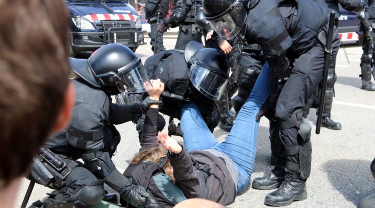 Un dels manifestants a qui la policia ha tret per la força. ACN