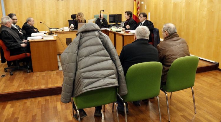 Imatge del judici a Girona amb l'agent i els dos testimonis acusats d'estafa que s'ha celebrat avui. ACN