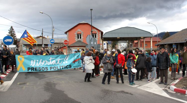 Els manifestants que han tallat la frontera de Puigcerdà. ACN