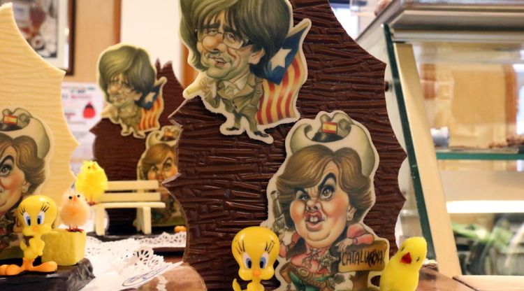 Una mona que representa Carles Puigdemont i Soraya Sáenz de Santamaría. ACN