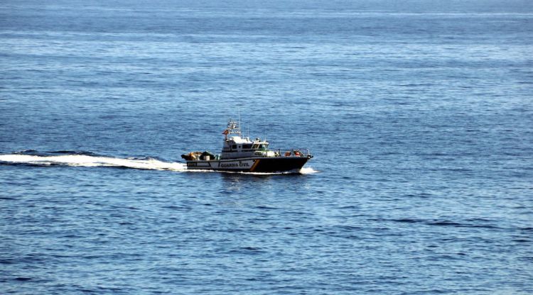 Una embarcació de la Guàrdia Civil participant a les tasques de recerca del desaparegut. ACN