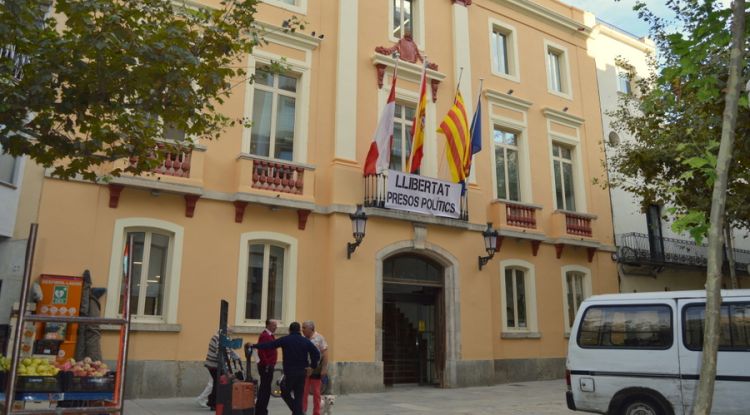La pancarta que ja penjava temps enrera del balcó de l'Ajuntament