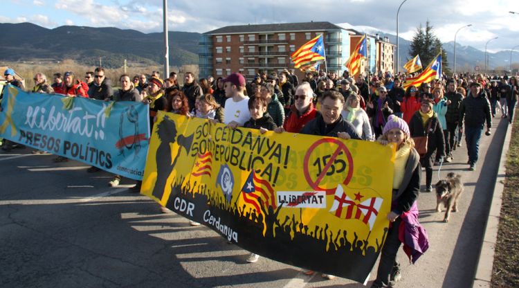 Els manifestants que han participat a la caminada per l'N-152 a Puigcerdà. ACN