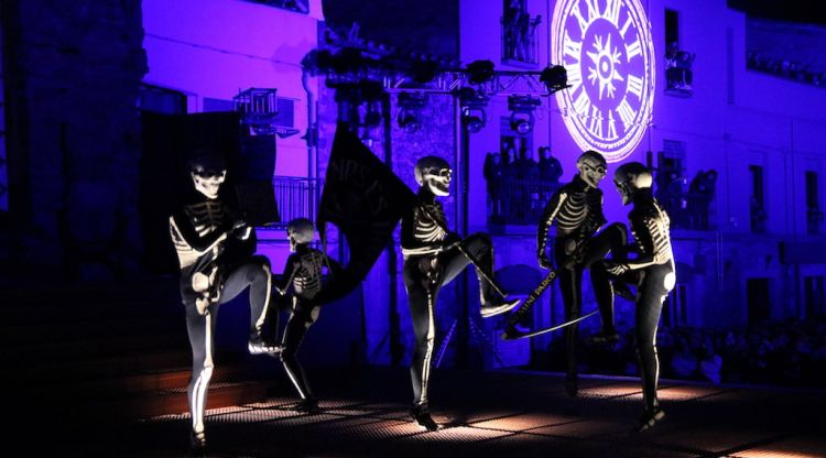 Els cinc esquelets fent la Dansa de la Mort aquesta matinada. ACN