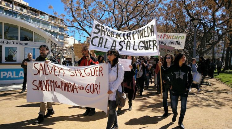 La manifestació que s'ha fet en protesta per la construcció de dos edificis a la Pineda d'en Gori