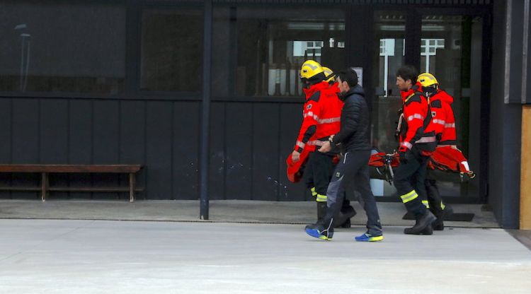 Els Bombers traslladant el cos sense vida de l'excursionista desapareguda a l'Alta Garrotxa. ACN