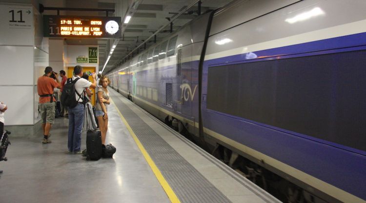 Passatgers esperant per pujar a un tren d'alta velocitat francès a l'estació del TAV a Girona (arxiu). ACN
