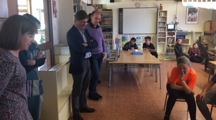 Salvador Balliu visitant un dels tallers a Riudarenes