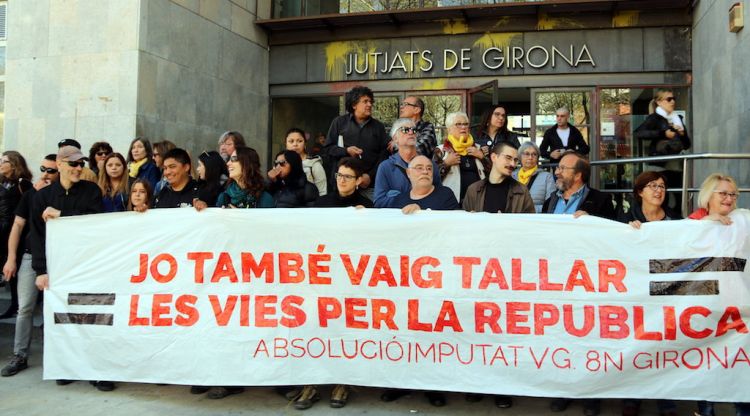 La concentració en solidaritat al jove investigat pel 8-N a les portes dels Jutjats de Girona. ACN