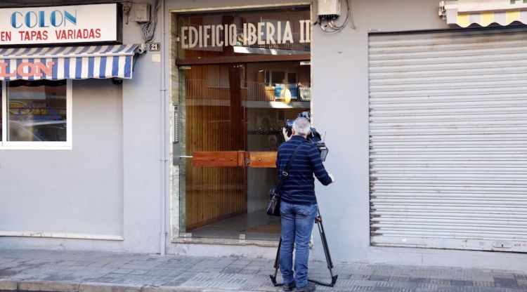El portal de l'edifici on s'ha comès el crim de Blanes. ACN