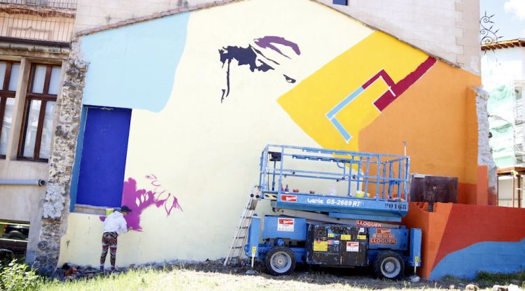 L'artista B-Toy mentre pinta el mural a Olot. ACN