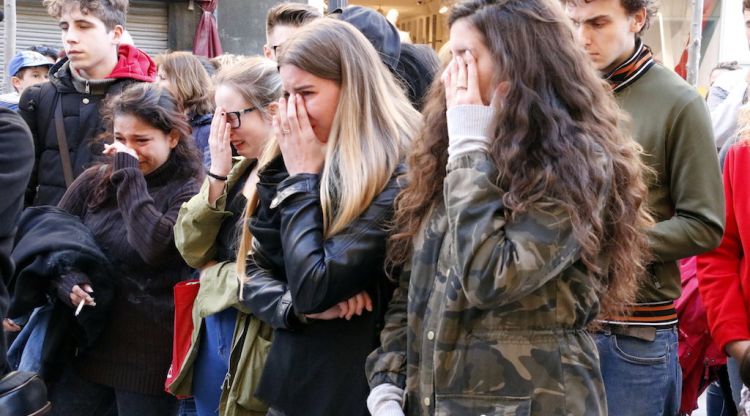 Plors de dol durant el minut de silenci davant l'Ajuntament de Blanes. ACN