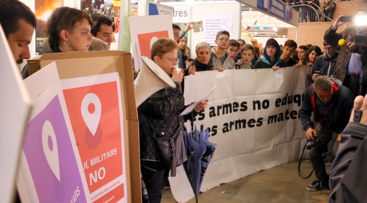 Una vintena de manifestants s'han concentrat davant de l'estand de les forces armades. ACN