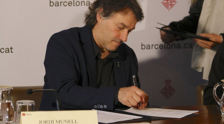 Munell en la signatura del conveni amb el Consorci de Benestar Social del Ripollès i l'Ajuntament de Barcelona. ACN