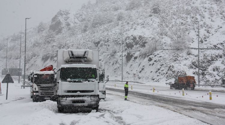 Camions atrapats a la neu a l'entrada del Túnel del Cadí l'11 d'abril del 2019. ACN