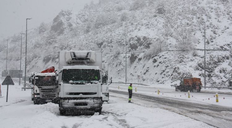 Camions aturats a les proximitats del peatge del vessant nord del Túnel del Cadí. ACN