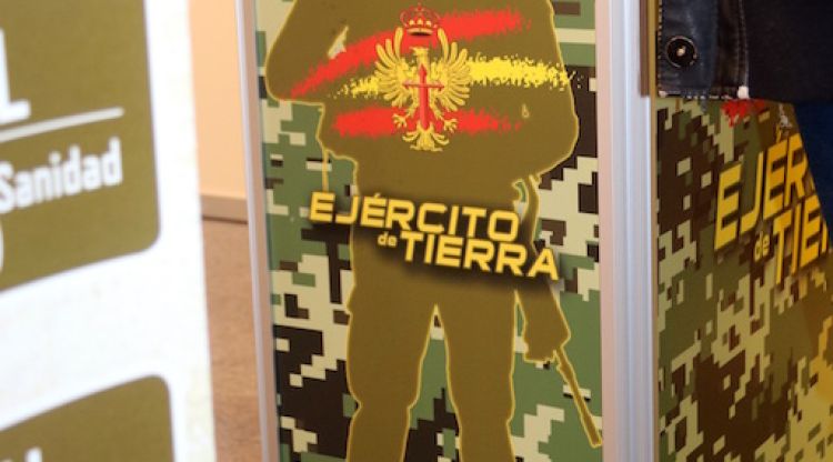 El polèmic dibuix del soldat a l'estand de l'Exèrcit. ACN