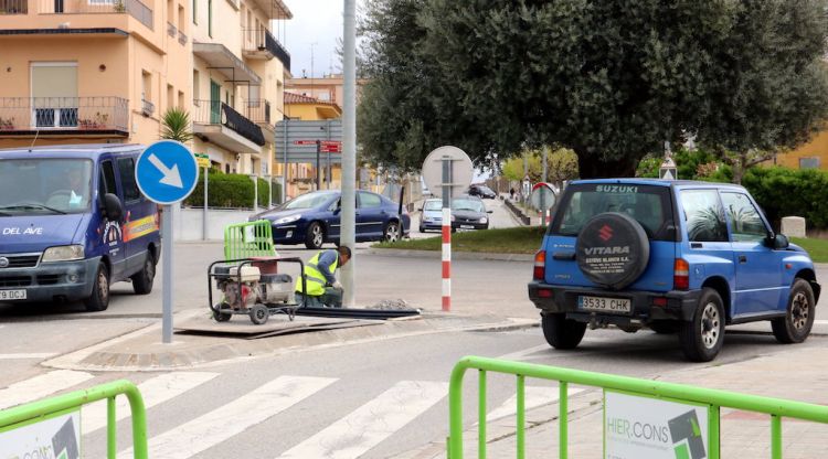 La rotonda d'entrada al barri de Sant Joan de Figueres on s'han iniciat les obres. ACN