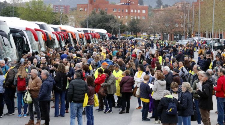El miler de persones han sortit des de Girona per anar a la manifestació. ACN